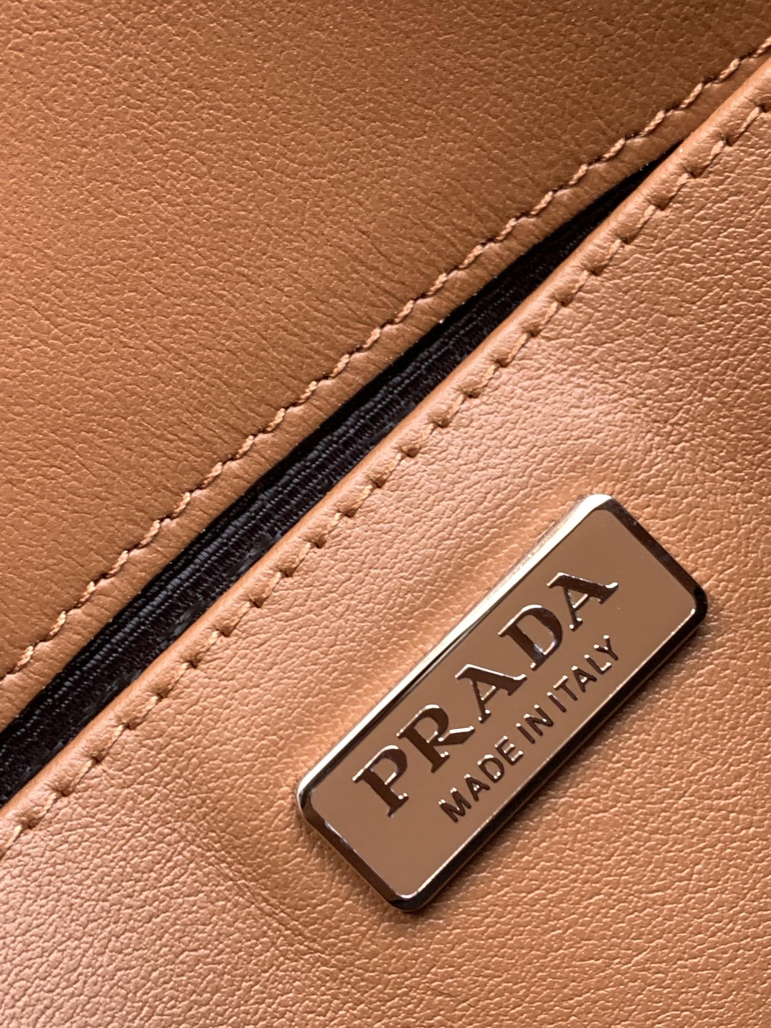 Prada Milano Flap Bag Brushed Leather 23cm - Griserik